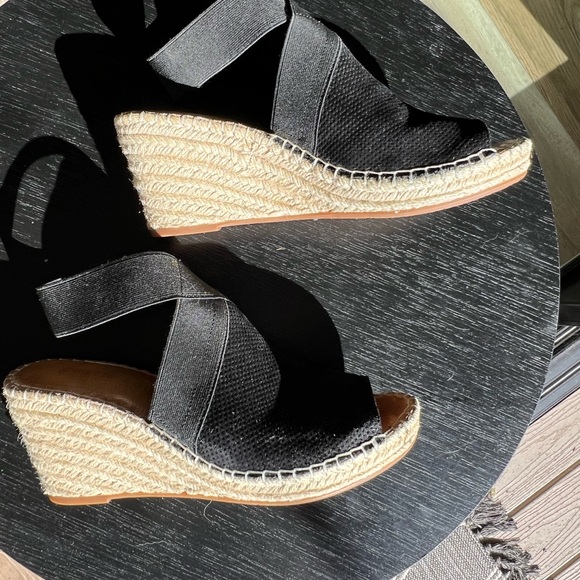 Gentle Souls by Kenneth Cole. Black espadrille, size 7.5. - Picture 2 of 5